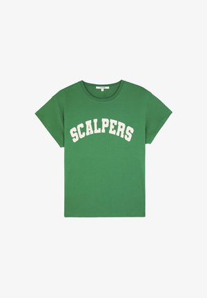 Grünes Baumwoll-T-Shirt mit rundem Ausschnitt und kurzen Ärmeln. Auf der Vorderseite steht der Text "SCALPERS" in Weiß, der bogenförmig über die Brust verläuft.