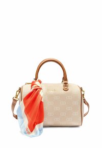 Borsa beige con finitura testurizzata, motivo a logo circolare, accenti in pelle marrone, manici doppi e una sciarpa attaccata con motivo rosso e blu.