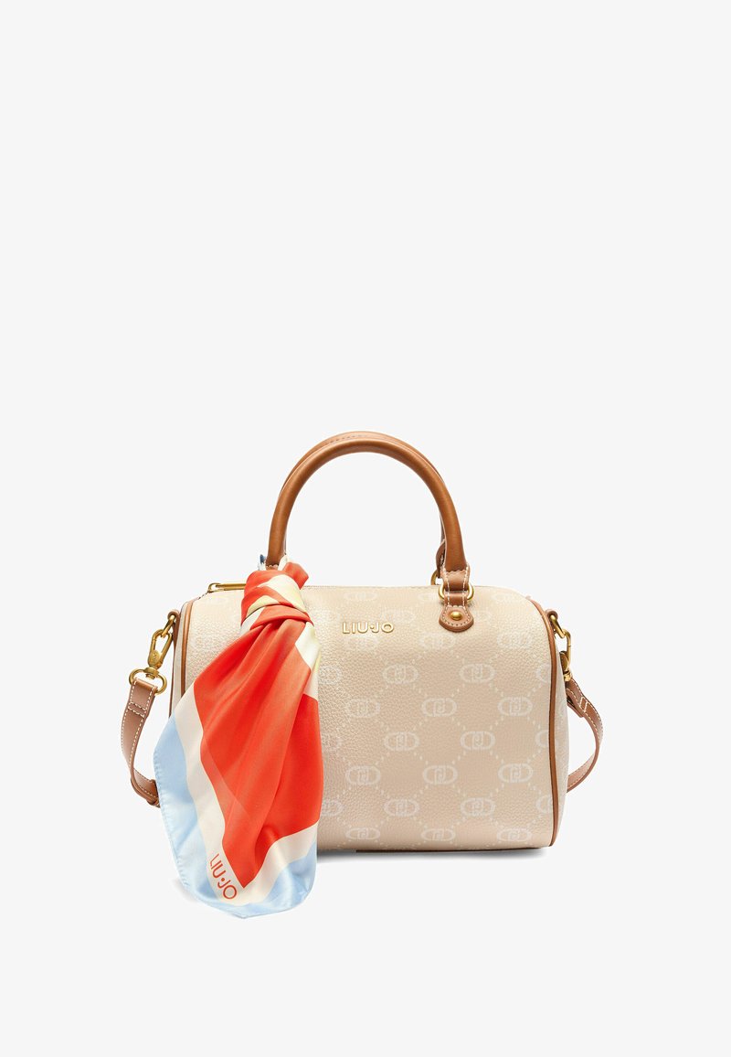 Borsa beige con finitura testurizzata, motivo a logo circolare, accenti in pelle marrone, manici doppi e una sciarpa attaccata con motivo rosso e blu.