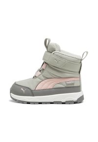 Lichtgrijze winterlaars met roze accenten, textuur oppervlak, verstelbare riem, bontvoering en een witte, robuuste zool voor grip.