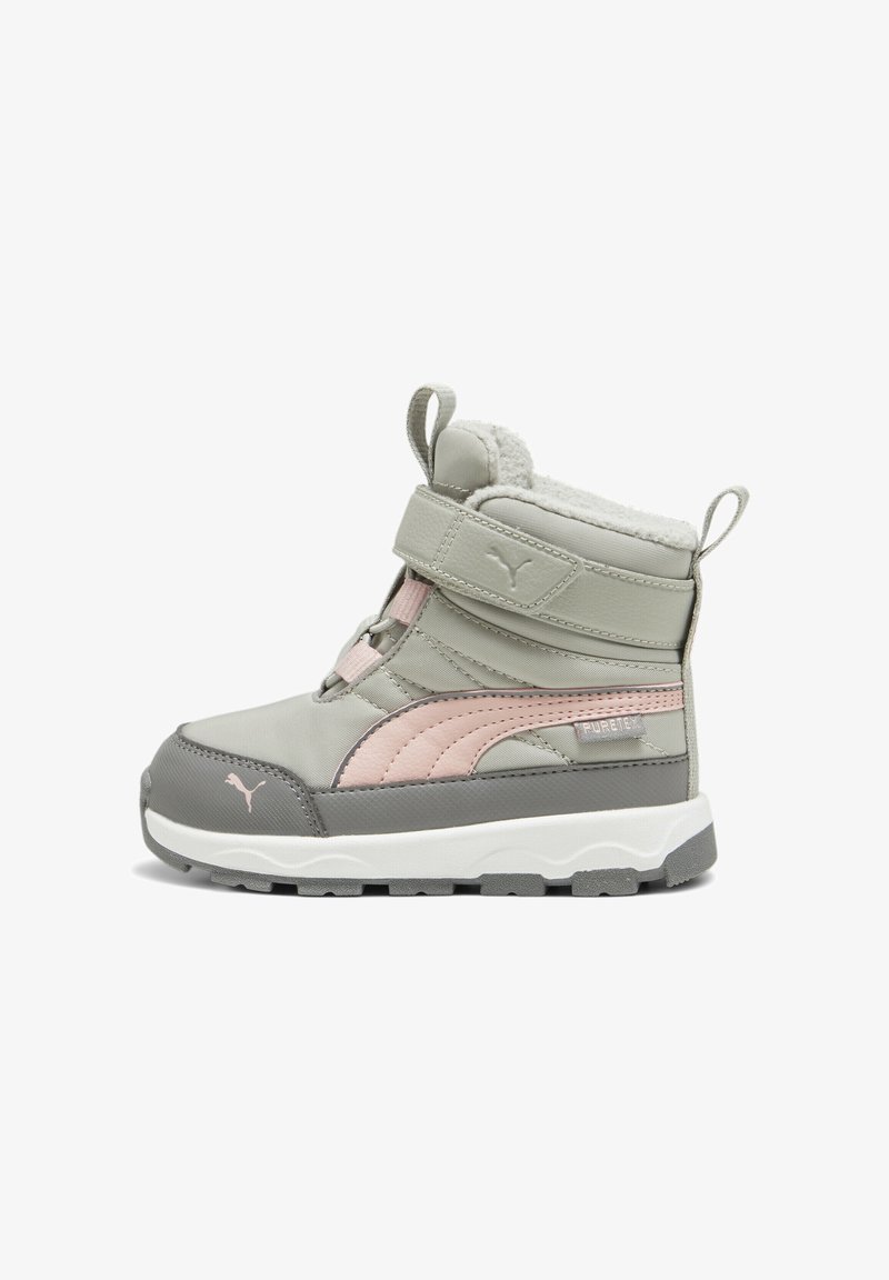 Lichtgrijze winterlaars met roze accenten, textuur oppervlak, verstelbare riem, bontvoering en een witte, robuuste zool voor grip.