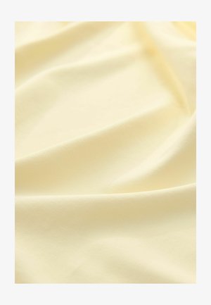 Lys gul stof med en blød, glat tekstur, der viser blide folder og en subtil glans, velegnet til tøj eller polstring.