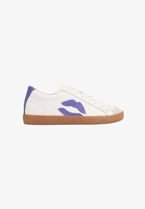 Baskets en cuir blanc avec un design de lèvres violettes et des accents, talon texturé violet et semelle en caoutchouc marron. Comprend un système de laçage traditionnel.