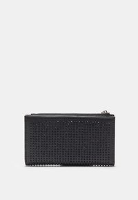 Černá kožená peněženka s texturovaným povrchem zdobeným malými cvočky, obdélníkového tvaru a se zipovým uzávěrem po horní straně.