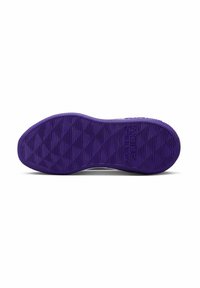 Suela de zapato de goma púrpura con patrón texturizado diagonal y texto en relieve "AIR ZOOM" cerca del talón, aislada sobre fondo blanco.