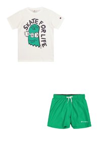 T-shirt bianca con grafica di uno skateboard verde e nero e la scritta "SKATE FOR LIFE." Costume da bagno verde con vita elastica e coulisse.