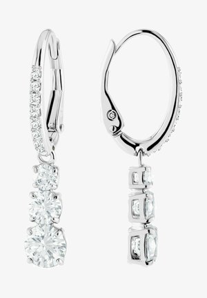 Sudraba riņķa auskari ar trim karājošām dārgakmeņiem: diviem apaļiem un vienu taisnstūrveida, akcentētiem ar mazākiem caurspīdīgiem akmeņiem uz riņķa.