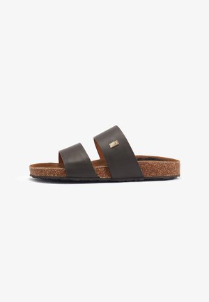 Sandali slide in pelle marrone scuro con due ampie cinghie, soletta in sughero e suola esterna in gomma nera testurizzata. Accento con logo dorato sulla cinghia.