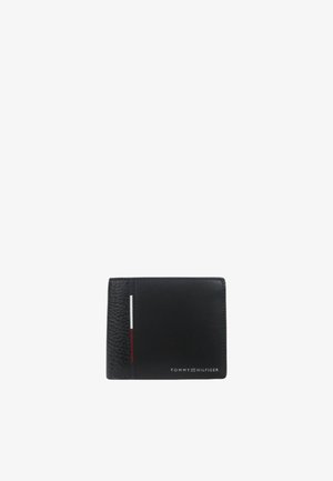 Portafoglio in pelle nera con un pannello laterale testurizzato, una parte frontale liscia e un logo. Dotato di tre tasche per carte e un design minimalista.