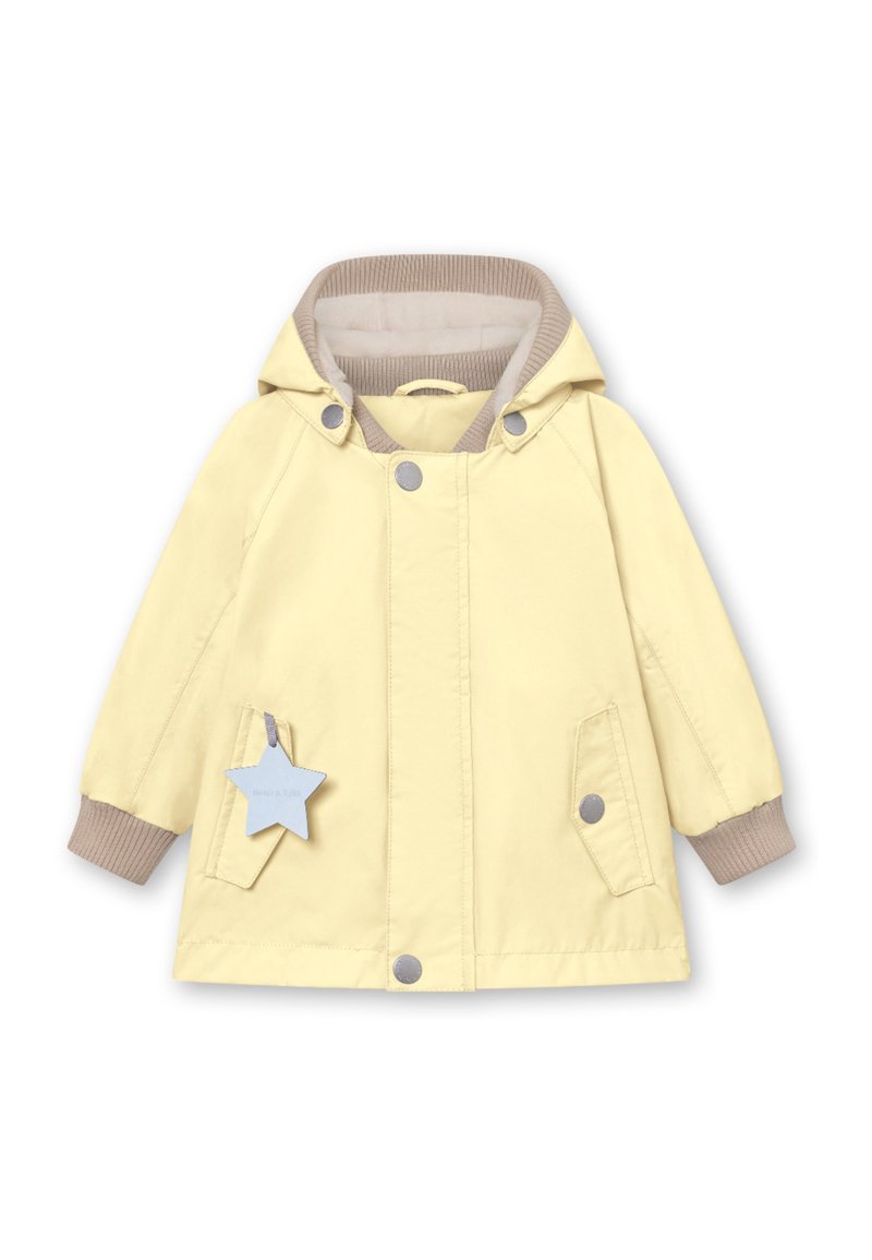 Veste à capuche jaune avec intérieur beige, fermeture à pression et deux poches avant. Caractéristiques d'une étiquette en forme d'étoile et de poignets côtelés.