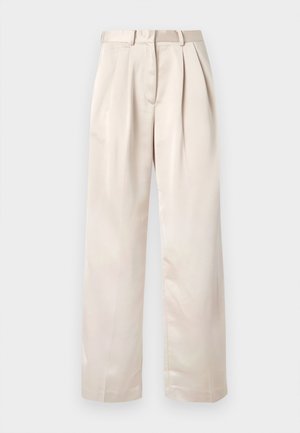 Béžové plisované nohavice s rovnými nohavicami, vyrobené z hladkej, ľahkej tkaniny; majú pás s pútkami na opasok.