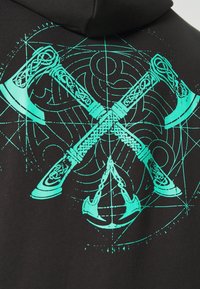 Felpa nera con cappuccio caratterizzata da un design grafico turchese di asce incrociate e un'ancora, con intricati motivi e linee circolari sullo sfondo.