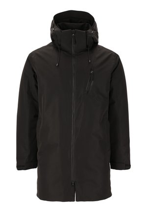 Musta vedenpitävä takki korkealla kauluksella, säädettävillä nyöreillä, edessä vetoketju ja rintatasku vetoketjukiinnityksellä. Sileä pinta.