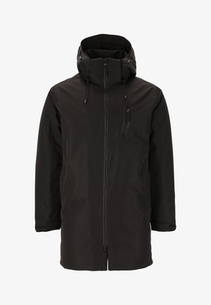 Musta vedenpitävä takki korkealla kauluksella, säädettävillä nyöreillä, edessä vetoketju ja rintatasku vetoketjukiinnityksellä. Sileä pinta.