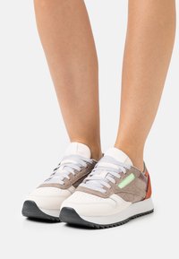 Reebok Classic Sneakers - pink