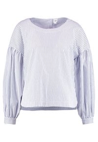 Blouse blanche à rayures verticales bleu foncé, col rond et manches longues bouffantes. Confectionnée dans un tissu léger à la texture lisse.