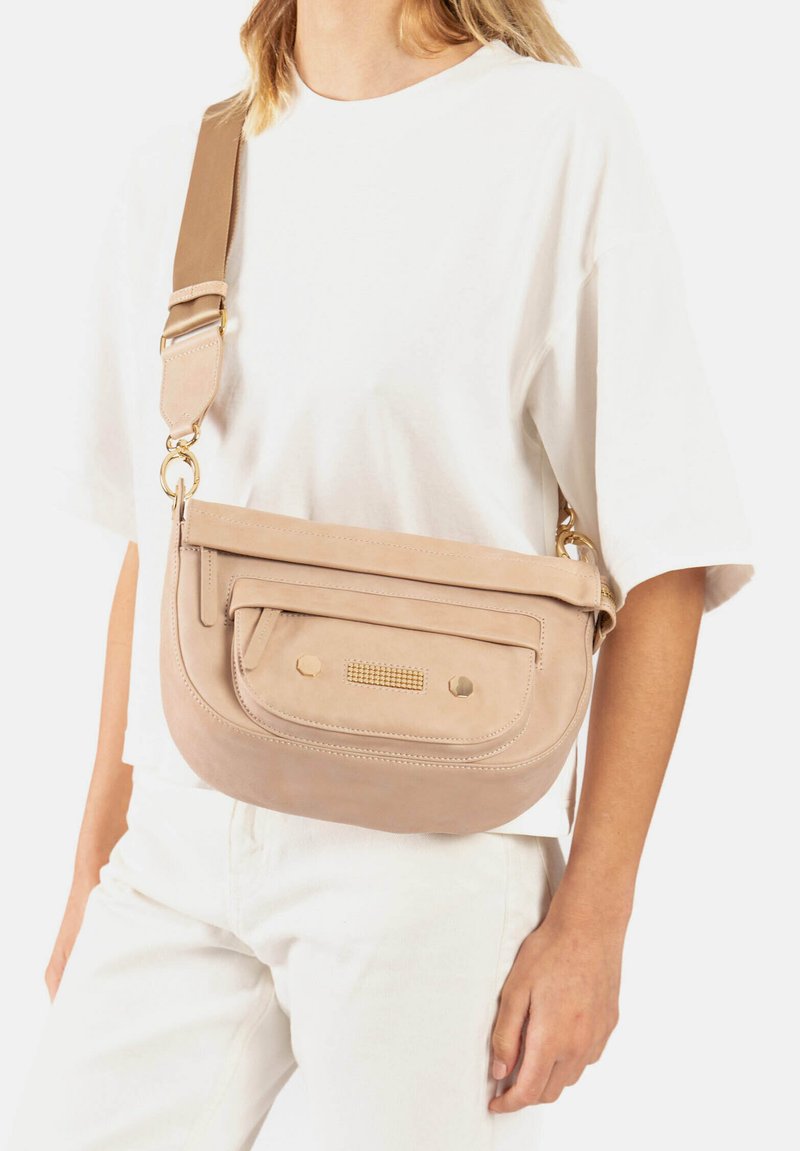 Beige lederen schoudertas met een voorvak, gouden hardware accenten, verstelbare schouderband en ingewikkelde stiksel-details.