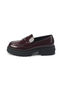 Tume burgundia läikiv loafers, paksu musta reljeefse tallaga ja madala kanna kõrgusega, külgvaade, libistamisstiil, pealmise osa rihma(detail)ga.