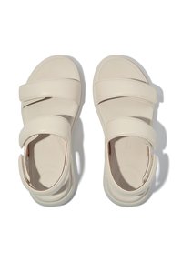 Beige sandalen met twee brede banden, gemaakt van glad synthetisch materiaal, met een ronde open teenontwerp en een gevormde voetbed voor comfort.