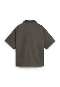 Chemise à manches courtes en gris foncé, fabriquée à partir d'un tissu texturé. Elle a un col classique et un design de dos épuré sans embellissements supplémentaires.