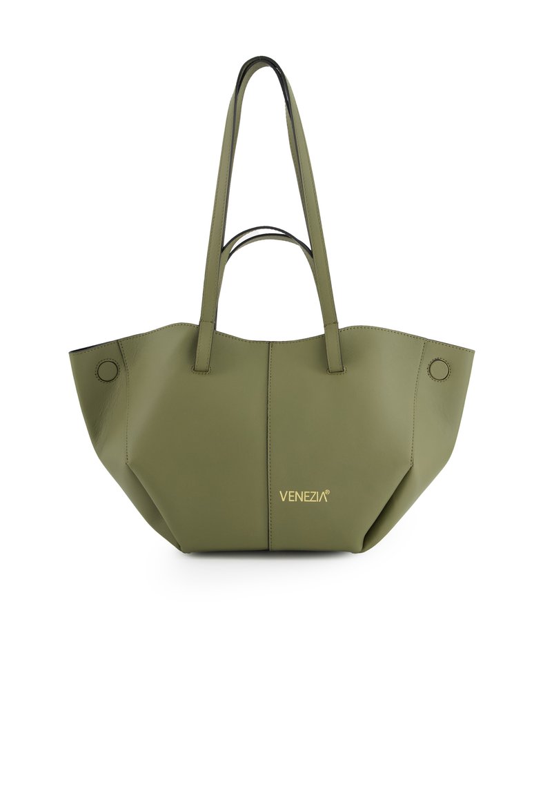 Tote bag synthétique verte, lisse, avec deux anses, arborant un logo doré et des bords arrondis ; couture détaillée remarquable le long des côtés.