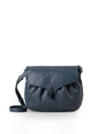Marineblaue Leder-Crossbody-Tasche mit Klappverschluss, schwarzem Verschluss, verstellbarem Riemen und leicht gerafftem Vorderteil.