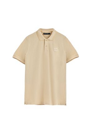 Polo beige realizzato in morbido cotone, con colletto classico, maniche corte, tre bottoni e un sottile logo del marchio sul petto.
