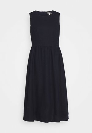Robe midi noire sans manches avec corsage ajusté, encolure ronde et jupe froncée suspendue sur fond blanc.