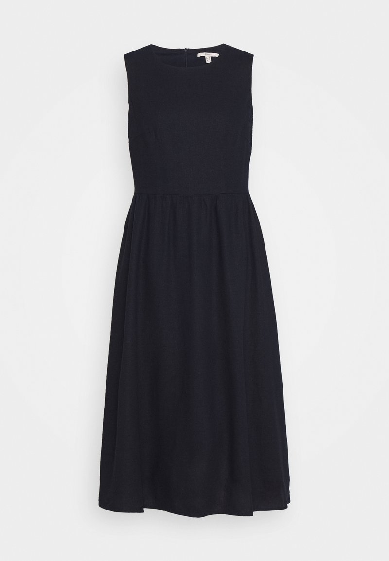 Robe midi noire sans manches avec corsage ajusté, encolure ronde et jupe froncée suspendue sur fond blanc.