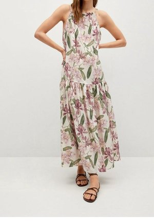 Abito maxi floreale in tessuto leggero con fiori viola e foglie verdi, scollatura all'americana e gonna a strati con vestibilità ampia.