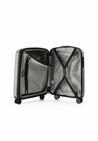Silberne Handgepäcktasche mit hartem Äußeren, geöffnet, um ein graues Innenleben zu zeigen, das eine Netztasche und Kreuzgurte zur Sicherung von Gegenständen enthält.
