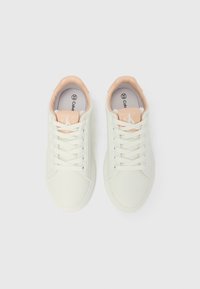 Hvite lave sneakers med ferskenfarget tunge og hælkappe, hvite lisser og Calvin Klein-logo på tungen, størrelse 33.