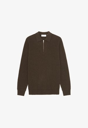 Rjav rebrast pletenini pulover s ovratnikom in četrt zadrgo. Ima dolge rokave in prilega se v pasu. Mehak na dotik.