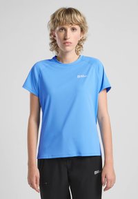 Blauw sportshirt met korte mouwen van synthetisch materiaal, met een ronde hals en een klein logo op de linkerkant van de borst. Gladde textuur.