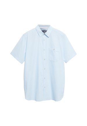 Hellblaues kurzärmeliges Hemd mit Knöpfen, einer Brusttasche und klassischem Kragen, vor weißem Hintergrund dargestellt.