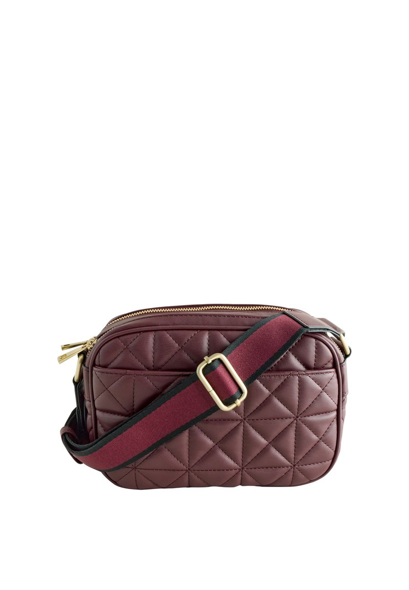 Quiltet bordeaux skuldertaske med guldhardware, med en bred justerbar rem i rød og sort og en lynlåslukning.