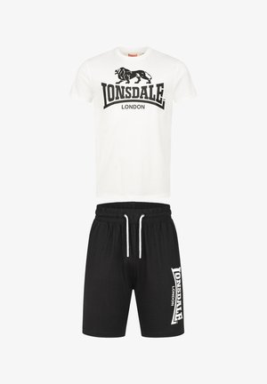 Valge puuvillane t-särk musta logo trükiga "Lonsdale London" mustade puuvillaste lühikesed püksid, millel on valge küljetriip ja reguleeritav nöör.