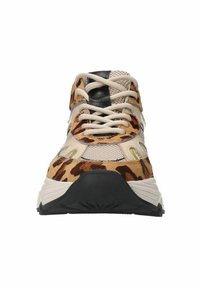 Beige en bruine luipaardprint sneaker van mesh stof, met zwarte accenten, dikke zool en platte veters, voorzien van metalen vetertjes en een gevoerde kraag.