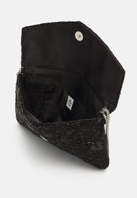 Zwart parelmoer clutch tasje met een zilveren kettingband. De binnenkant heeft een gladde zwarte stofvoering en een drukknoopsluiting.