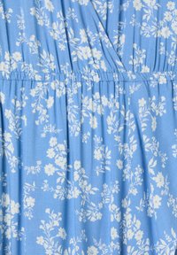 Tessuto azzurro chiaro con un motivo floreale in bianco. Presenta dettagli arricciati e una texture morbida, adatta per un abbigliamento casual.