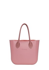 Rosa toteväska i mjukt material, med rundade sidor, dubbla handtag och en logotyp präglad på framsidan. Insidan är av en ljusare nyans.