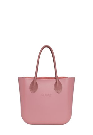 Roze tote bag gemaakt van zacht materiaal, met ronde zijkanten, dubbele handgrepen en een logo dat op de voorkant is geperst. Het interieur is een lichtere tint.