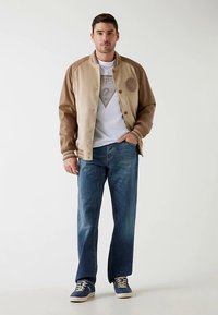 Guess COLLEGE 4G LOGO - Bomber stiliaus striukė - mehrfarbig braun