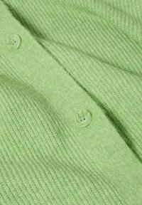Pull vert clair en maille avec une texture douce, un motif côtelé et deux boutons assortis. Le tissu semble chaud et confortable.