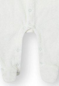 Pañalero blanco acolchado para bebé con cierres de presión en la parte inferior, textura suave y diseño con pies, con detalles en azul claro en los cierres.