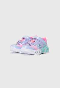 Sneaker luminosi multicolori con una finitura lucida, caratterizzati da tonalità viola e rosa, decorazioni con lacci e una suola in gomma con un motivo unico.
