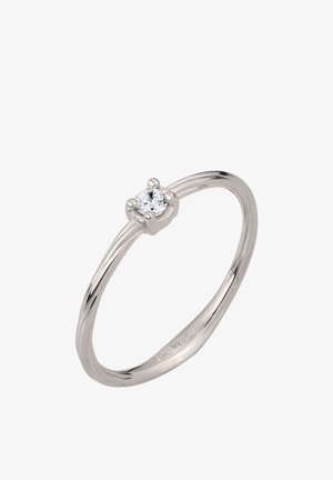 Sølvring med enkelt solitaire med en rund klar ædelsten sat i en fire-takket indfatning på en glat, poleret ring.