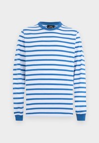 Koszula z długim rękawem w białe i niebieskie poziome paski, z niebieskimi mankietami i niebieskim okrągłym dekoltem, rozłożona na płasko na białym tle.