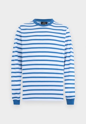 Langærmet skjorte med hvide og blå vandrette striber, blå manchetter og en blå rund halsudskæring, lagt fladt på en hvid baggrund.