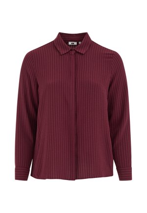 Bourgognefarvet bluse med lange ærmer, lodrette hvide striber, knaplukket krave og manchetter på ærmerne. Glat stof med en subtil glans.